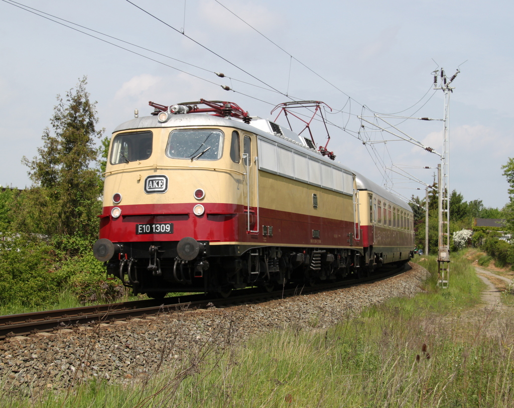 E10 1309 mit AKE-Sonderzug von Ostseebad Binz nach Koblenz Hbf bei der Gterumgehung in Hhe Rostock Hbf.21.05.2016