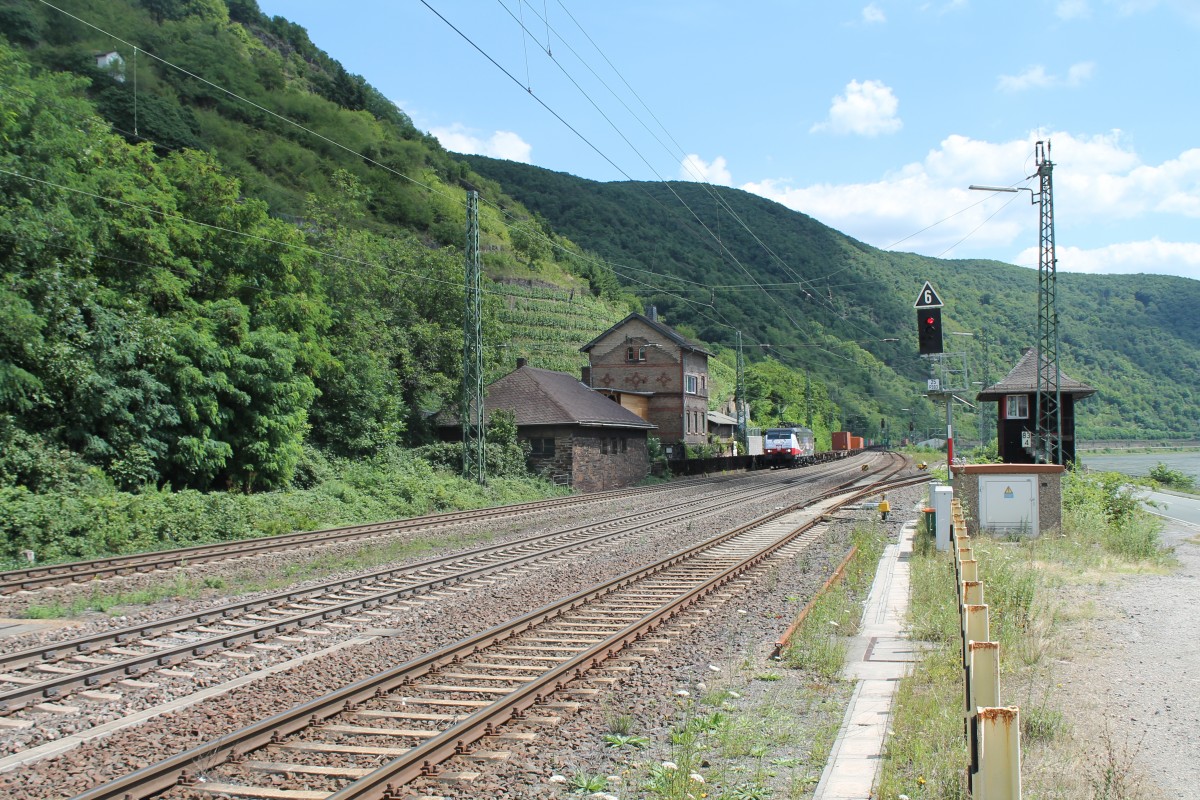 E189 212 / ES 64 F4 212 mit einem Containerzug bei dei der Einfahrt in Kaub. 15.07.14