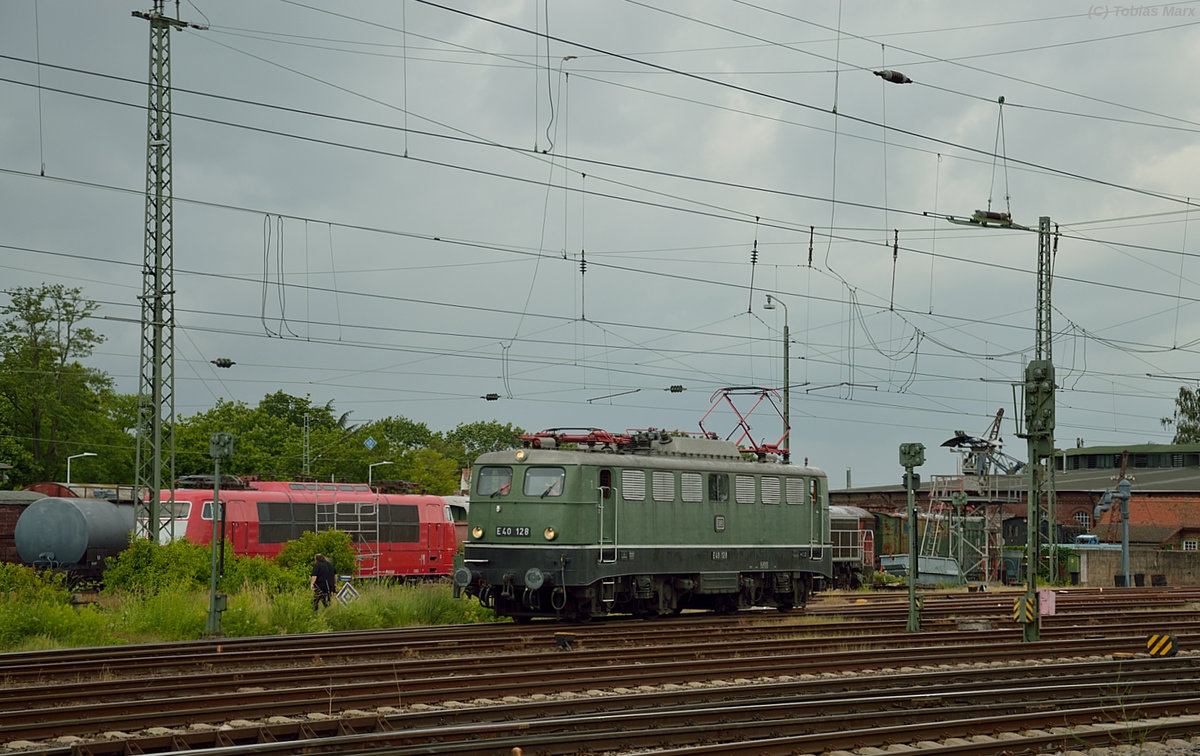 E40 128 (DB Museum) beim Umsetzen in Darmstadt-Kranichstein am 14.06.2016