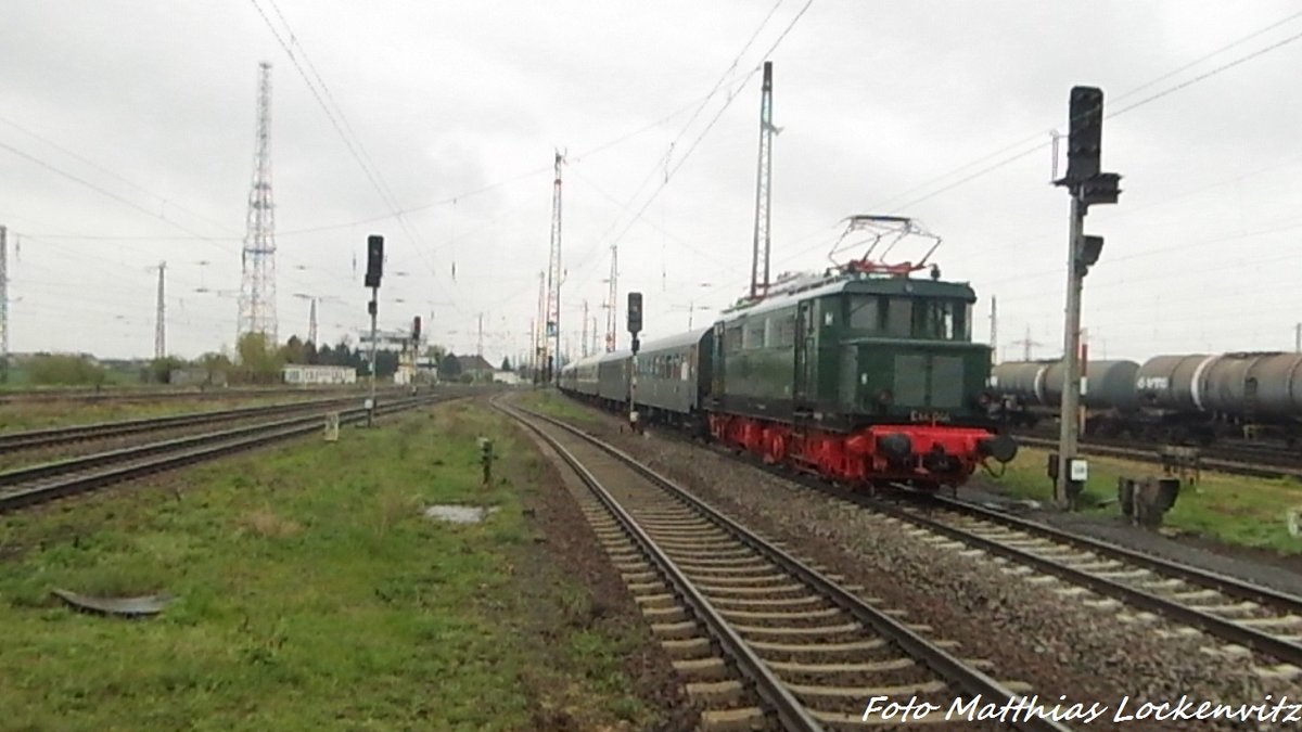 E44 044 am Zugende beim verlassen des Bahnhofs Gro�korbetha in Richtung Wei�enfels am 17.4.16