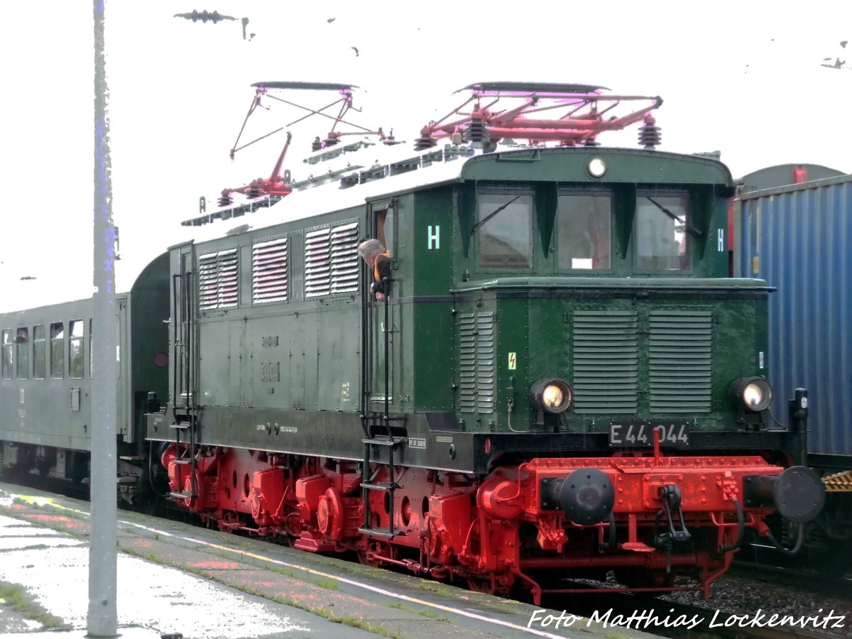 E44 044 im Bahnhof Gro�korbetha am 16.4.16