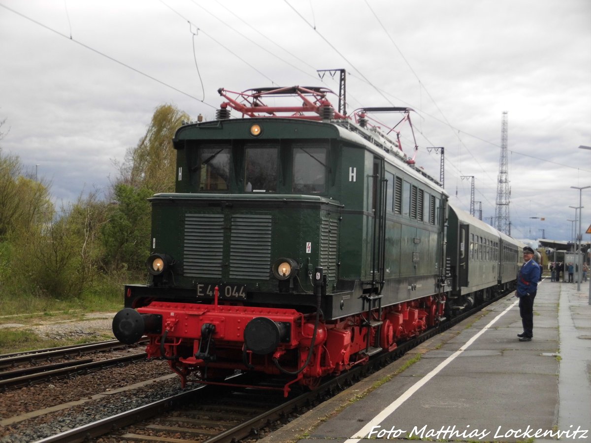 E44 044 im Bahnhof Gro�korbetha am 16.4.16