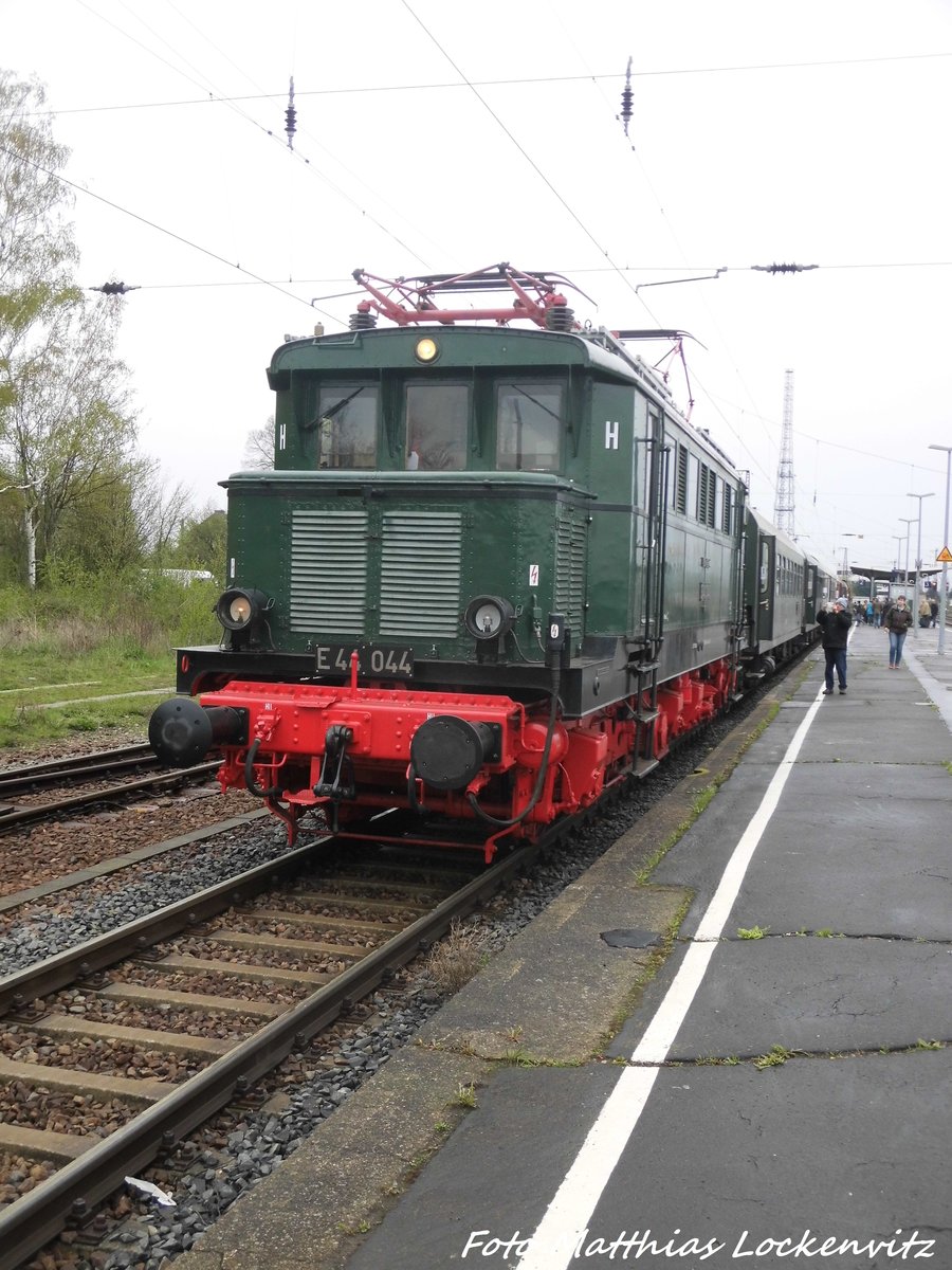 E44 044 im Bahnhof Gro�korbetha am 17.4.16