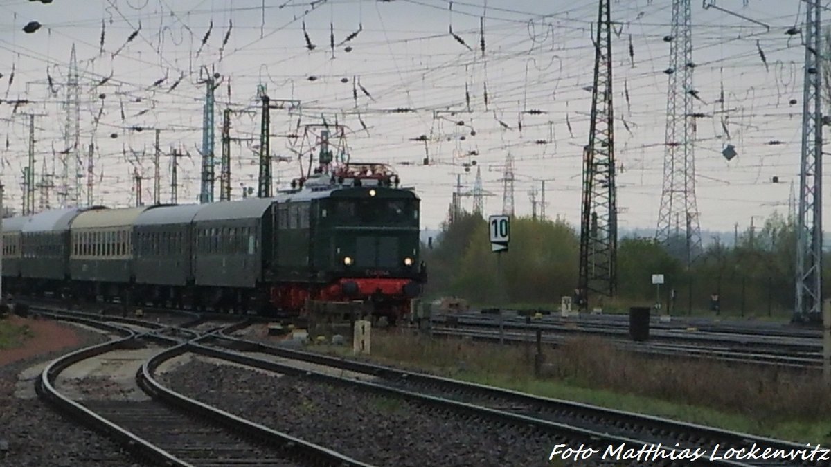 E44 044 mit dem Sonderzug bei der einfahrt in Gro�korbetha am 17.4.16