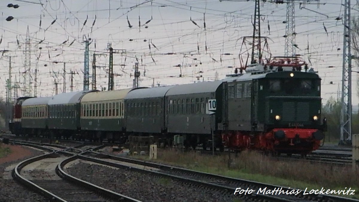 E44 044 mit dem Sonderzug und der 202 327 (203 227) der LEG bei der einfahrt in Gro�korbetha am 17.4.16