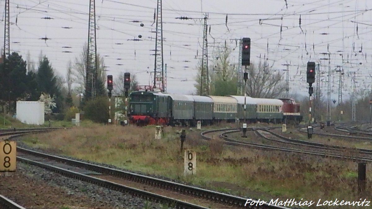 E44 044 mit dem Sonderzug und der 202 327 (203 227) der LEG am ende bei der Einfahrt in den Bahnhof Gro�korbetha am 17.4.16