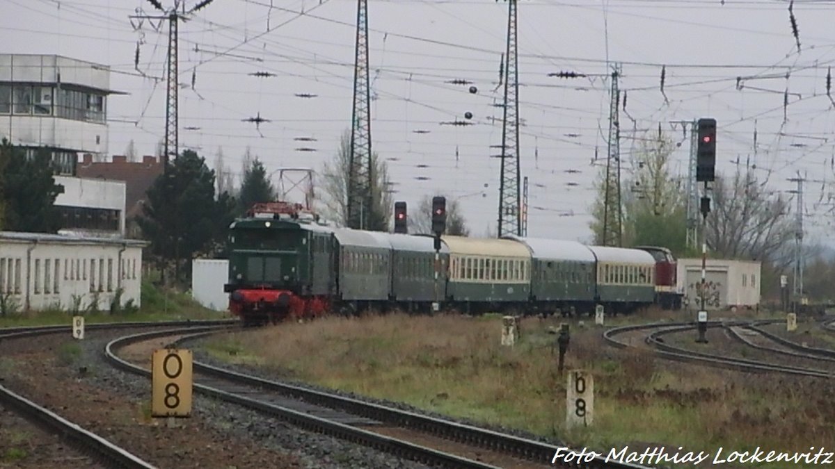 E44 044 mit dem Sonderzug und der 202 327 (203 227) der LEG am ende bei der Einfahrt in den Bahnhof Gro�korbetha am 17.4.16
