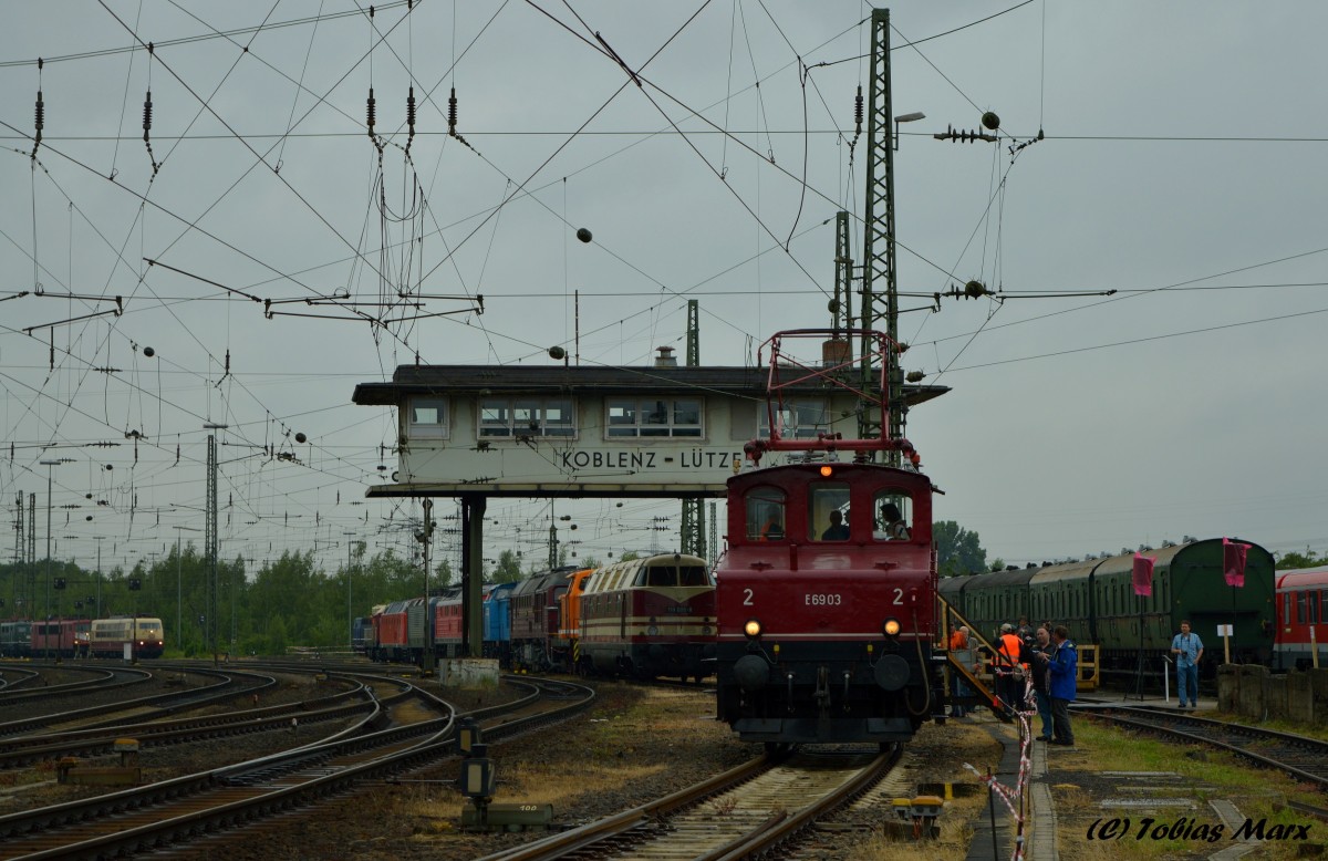 E69 03 war am 13.06.2015 beim Sommerfest in Koblenz f�r F�hrerstadsmitfahrten unterwegs. Im Hintergrund der �berf�hrungszug aus Th�ringen zusehen.