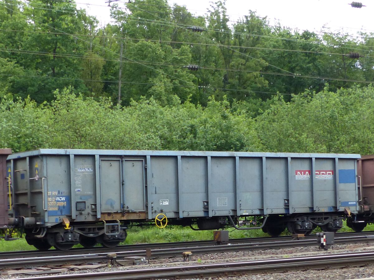 Eanos offener Drehgestell-Wagen mit Aufschrift  NACCO  und Nummer 37 RIV 80 D-RCW 5377 209-1 Rangierbahnhof Gremberg, Porzer Ringstrae, Kln 20-05-2016.

Eanos vierassige hoge bakwagen met opschrift NACCO en nummer 37 RIV 80 D-RCW 5377 209-1 rangeerstation Gremberg, Porzer Ringstrae, Keulen 20-05-2016.