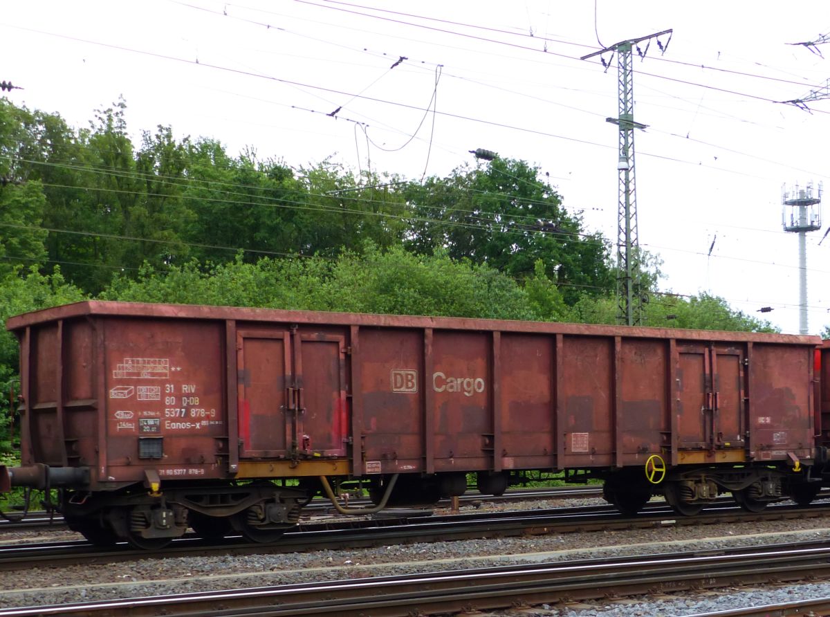 Eanos-x 055 offener Drehgestell-Wagen mit Nummer 31 RIV 80 D-DB 5377 878-9 Rangierbahnhof Gremberg. Porzer Ringstrae, Kln 20-05-2016.

Eanos-x 055 vierassige hoge bakwagen met nummer 31 RIV 80 D-DB 5377 878-9 rangeerstation Gremberg. Porzer Ringstrae, Keulen 20-05-2016.