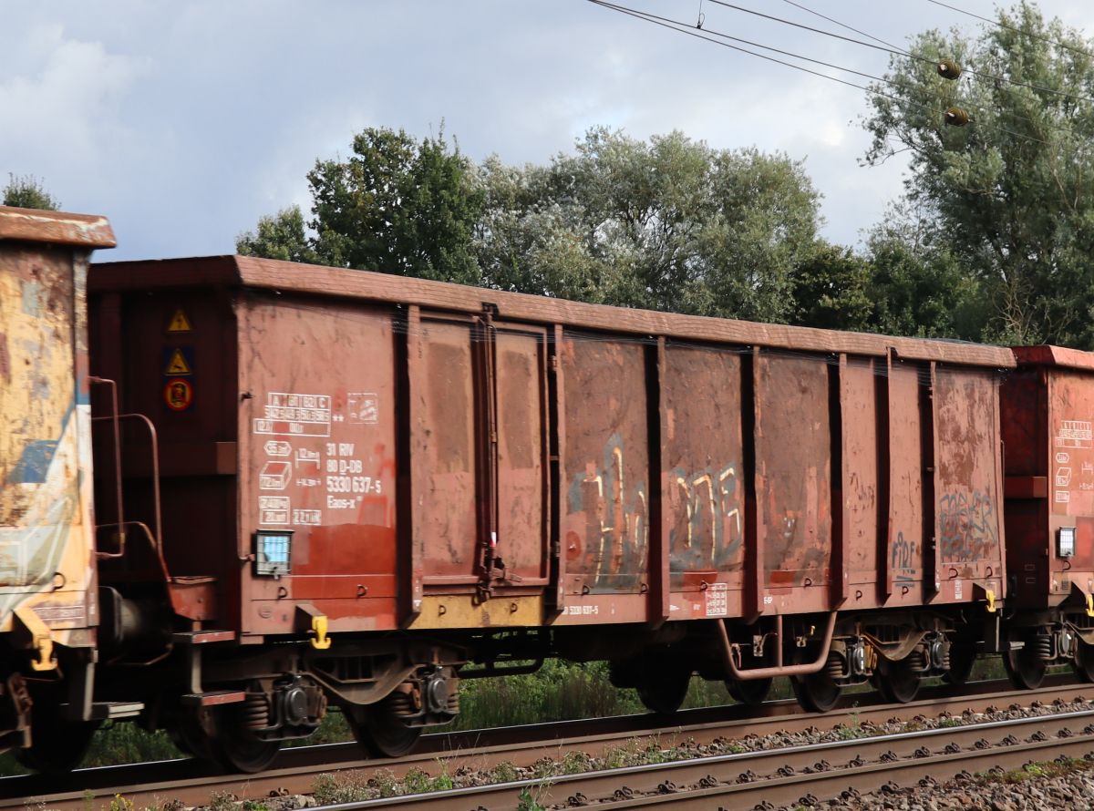 Eaos-x DB Cargo offener Drehgestell-Wagen mit Nummer 31 RIV 80 D-DB 5330 637-5 Devesstrae, Salzbergen, Deutschland 16-09-2021.

Eaos-x hoge bakwagen van DB Cargo met nummer 31 RIV 80 D-DB 5330 637-5 Devesstrae, Salzbergen, Duitsland 16-09-2021.