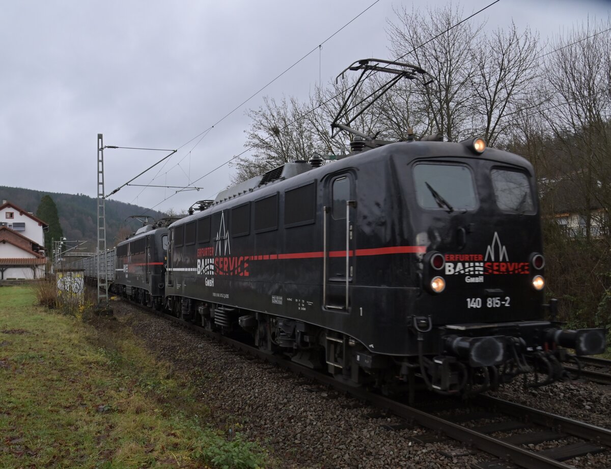 EBS 140 815 und 140 811 mit einem R�benzug in Neckargerach zur Zuckerfabrik in Offenau unterwegs. 14.12.2023