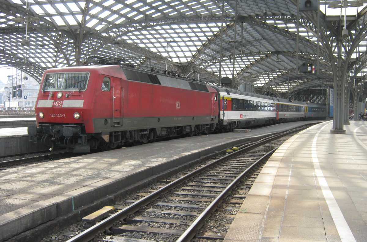 EC 7 nach Chur steht mit 120 143 am 3 Juli 2013 in K�ln Hbf.  