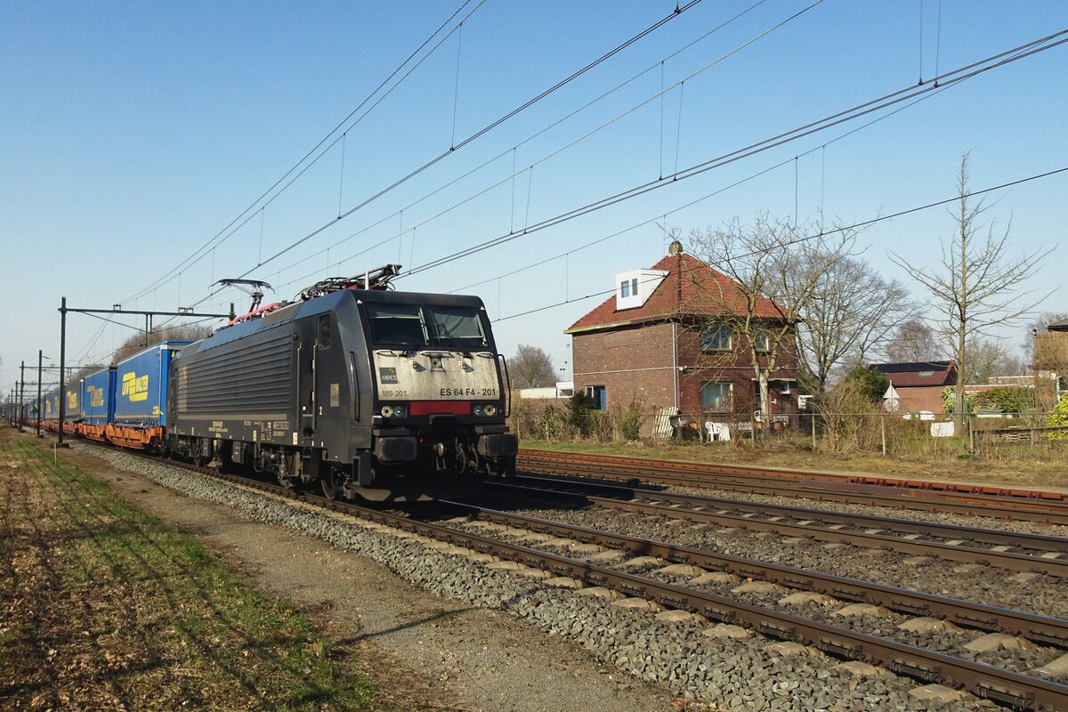 ECCO Rail 189 201 zieht ein LKW-Walter Wien Shuttle durch Blerick am 5 M�rz 2022.