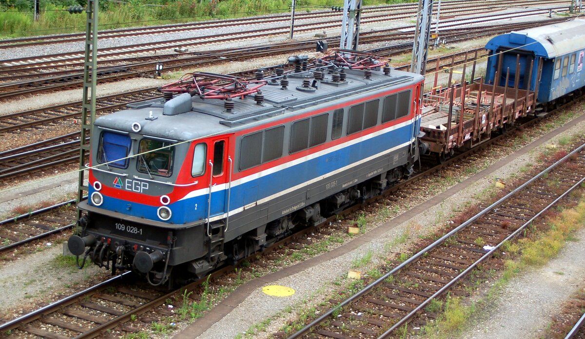 EGP 109 028-1 mit Bauzug in Ulm am 03.07.2007.