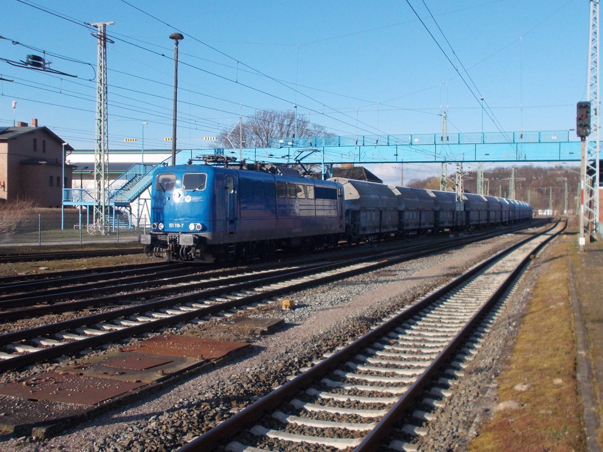 EGP 151 118-7 drckte,am 06.April 2015,den Kreidezug in Bergen/Rgen auf ein Abstellgleis.