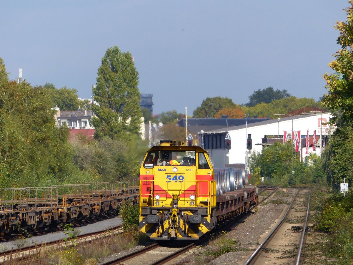 EH (Eisenbahn und Hfen GmbH)Diesellok 549 Wanheim Angerhausen, Duisburg. Atroper Strae, Duisburg 13-10-2017. 

EH (Eisenbahn und Hfen GmbH) dieselloc 549 Wanheim Angerhausen, Duisburg. Atroper Strae, Duisburg 13-10-2017. 