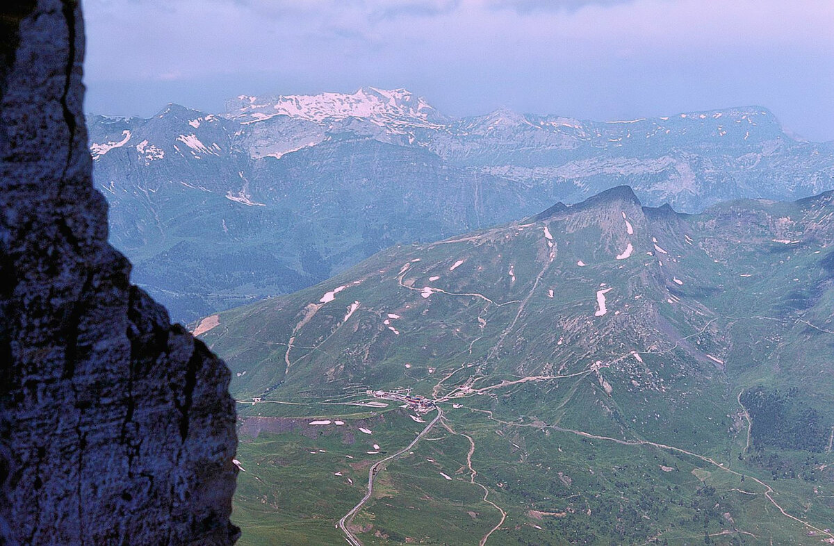 Ehemalige Station Eigerwand mit Blick auf die Kleine Scheidegg und die WAB/JB-Bahnanlagen dort. 5.August 1975 
