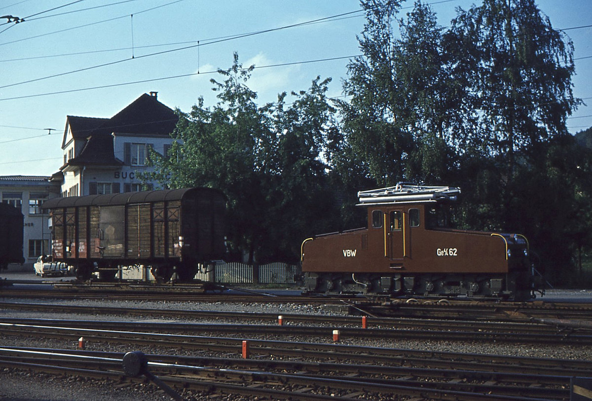 Ehemalige Vereinigte Bern-Worb-Bahnen VBW, Bern Kornhausplatz - Bolligen - Worb-Linie: Als noch Normalspurgüterwagen nach Worb Dorf kamen - Güterlokomotive Ge4/4 62 mit Rollschemel (OR6 187) mit SBB K3-Güterwagen. 11.Juni 1967  