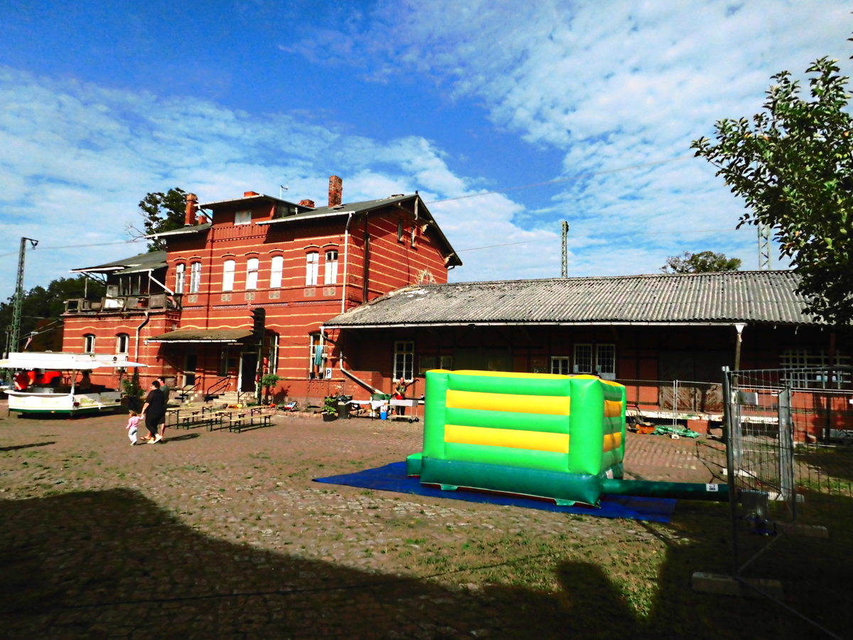 Ehemaliges Bahnhofsgeb�ude G�sen bei Genthin am 2.9.17