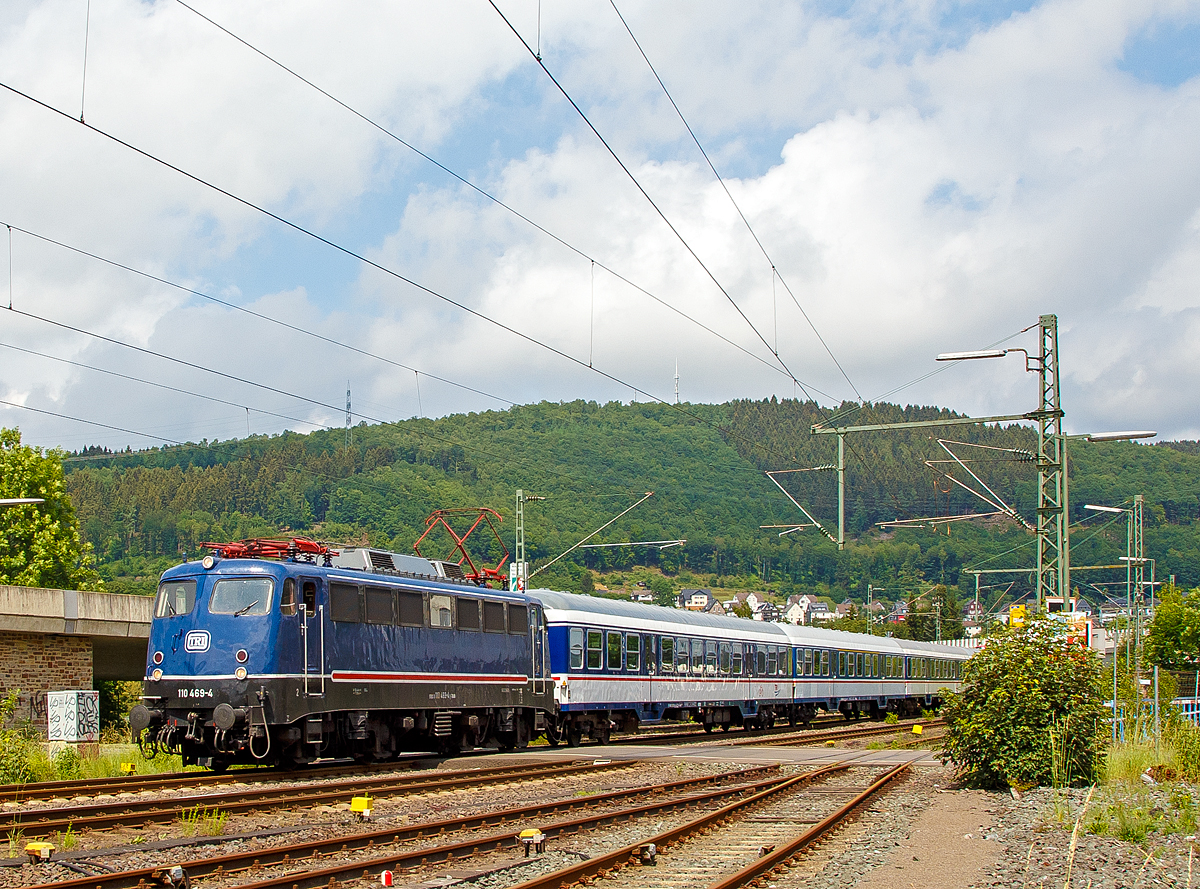 
Eigentlich hatte ich mit einem Triebwagen gerechnet, aber dann wurde ich sehr überrascht....
Die TRI 110 469-4 fährt am 02.06.2018 mit einer leer Garnitur von n-Wagen durch Niederschelden bzw. Niederschelderhütte in Richtung Köln. Hier hat sie gerade die Sieg und den Bü Charlottenhütte überquert, die Lok und der erste Wagen befinden sich nun in Rheinland-Pfalz und der Rest des Zuges in Nordrhein-Westfalen, denn die Sieg ist hier Grenzfluss.

Warum der Zug hier über die Siegstrecke fuhr ist mir unbekannt, die TRI-Fahrzeuge sind unter anderem für den National Express auf der RB 48 Wuppertal – Köln unterwegs, aber normalerweise nicht hier. 

Die 110 469-4 wurde 1966 von Henschel in Kassel unter der Fabriknummer 31035 gebaut, die Elektrik ist von SSW (Siemens-Schuckert-Werke), bis 2014 fuhr sie für die DB. Seit 2016 fährt sie für die TRI Train Rental GmbH mit der NVR-Nr. 91 80 6110 469-4 D-TRAIN.