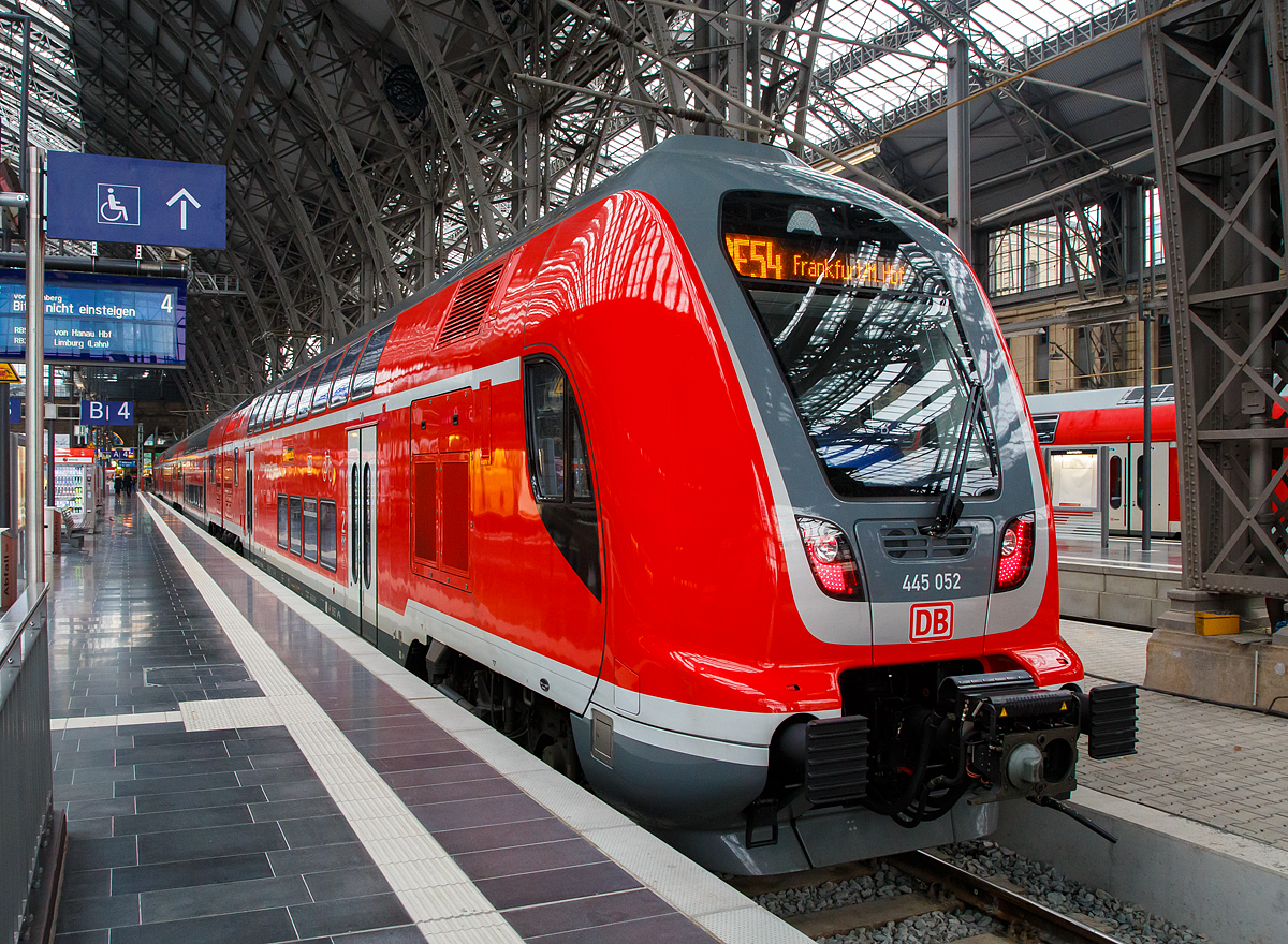 
Eigentlich hatten wir in Frankfurt am Main Hbf nur 12 Minuten Umsteigezeit, aber der ICE 593 von Berlin nach München hatte über 60 Minuten Verspätung (er fährt teilweise über die neue Schnellfahrstrecke), so konnte ich hier noch einige Bilder machen.....

Seit dem Fahrplanwechsel 2017/18 fahren die neuen Bombardier TWINDEXX Vario Doppelstock-Regionalverkehrstriebzüge der BR 445 und 446 u.a. als Main-Spessart- Express. Hier ist eine vierteilige TWINDEXX-Einheit, mit dem Triebwagen 445 052 (91 80 0 445 052-7 D-DB DBpzfa) am Ende  am 16.12.2017, als RE 54 „Main-Spessart- Express“, Umlauf RE 4608, (Bamberg - Würzburg Hbf - Aschaffenburg Hbf – Frankfurt am Main Hbf), in den Hauptbahnhof Frankfurt am Main eingefahren.

Für den Regionalverkehr wurden Doppelstock-Triebzüge entwickelt, welche aus zwei Triebwagen und dazwischen eingereihten Doppelstock-Mittelwagen der neuesten Generation (Typ Görlitz IX) bestehen. Die Triebwagen werden als DB-Baureihe 445 (EH 600 mm) bzw. 446 (EH 720 mm) geführt. Die Wagen einer Einheit sind mit Schraubenkupplungen verbunden, sodass, anders als bei herkömmlichen Triebzügen, eine individuelle Zusammenstellung von Zügen beim Rangieren im Regelbetrieb durch den Triebfahrzeugführer ermöglicht wird. An den Führerstandsenden kommen dagegen die bei Triebwagen üblichen Scharfenbergkupplungen vom Typ 10 zum Einsatz, was das Kuppeln und Trennen von mehreren Triebzug-Einheiten (Flügelung) in kurzer Zeit ermöglicht.

Der erste Einsatz der Triebzüge in Deutschland sollte ursprünglich ab Dezember 2014 auf dem Nord-Süd-Netz des Verkehrsverbundes Berlin-Brandenburg von DB Regio Nordost erfolgen. Bestellt wurden fünf fünfteilige Doppelstocktriebzüge der Art „Twindexx Vario“] für die Linie RE5 Rostock – Berlin – Lutherstadt Wittenberg. Je Zug sollen zwei Triebwagen zum Einsatz kommen. Die Auslieferung dieser Triebwagen verzögerte sich.

Für die Main-Spessart-Region wurden vorerst acht 4-teiligen Konfigurationen der TWINDEXX Vario Doppelstock-Triebzügen bestellt und geliefert. 

Auch im Überschneidungsgebiet Rhein-Main/Rhein-Neckar, den Tarifgebieten des RMV und des VRN, werden ab Dezember 2017 im Rahmen des neuen Verkehrsvertrages 7 drei- und 17 vierteilige fabrikneue Twindexx-Züge ohne reine Steuerwagen eingesetzt. Damit sollen die Riedbahn Mannheim – Biblis – Frankfurt und die Rhein-Main-Neckar-Verbindung entlang der Bergstraße (Mannheim / Heidelberg – Darmstadt – Frankfurt) verstärkt werden.  Die Fahrzeuge verfügen für diesen Abruf erstmals über eine Einstiegshöhe von 730 Millimetern über Schienenoberkante. Die Tiefeinstiegswagen mit dem Einstieg im Unterstock verfügen sonst über eine Einstiegshöhe von 600 Millimetern und die Hocheinstiegswagen mit den Einstiegen im Zwischenstock über den Drehgestellen von 1150 Millimetern. Aufgrund der Abweichungen von den übrigen Regio-Twindexx-Einheiten werden die Fahrzeuge des Netzes Main-Neckar als Baureihe 446 geführt.

TECHNISCHE DATEN (Vierteiler):
Spurweite: 1.435 mm (Normalspur)
Achsfolge: Bo’Bo‘+2‘2‘+2‘2‘+Bo’Bo‘
Zuglänge: 105.550 mm
Einstiegshöhe: 600 mm
Antriebsleistung: 4.600 kW
Anfahrzugkraft: 362 kN
Höchstgeschwindigkeit: 160 km/h (mit Mg-Bremse)
Stromsystem:  15 kV, 16 2/3 Hz
Anstelle der beiden Triebwagen, besteht auch die Möglichkeit einen Zug aus einem Triebwagen, den Mittelwagen und einem Steuerwagen zusammen zustellen.

Triebwagen:
Länge über Kupplung: 25.980 mm
Achsstand im Drehgestell:  2.500 mm
Leergewicht: 66t
Drehgestelle (luftgefedert):  BOMBARDIER FLEXX Compact Heavy FCH

Mittelwagen (Typ Görlitz IX) : 
Länge über Kupplung:  26.800 mm
Achsstand im Drehgestell:  2.500 mm
Leergewicht: 50 t
Drehgestelle (luftgefedert):  FLEXX Load Typ Görlitz IX Do

Quellen: Wikipedia, Bombardier
