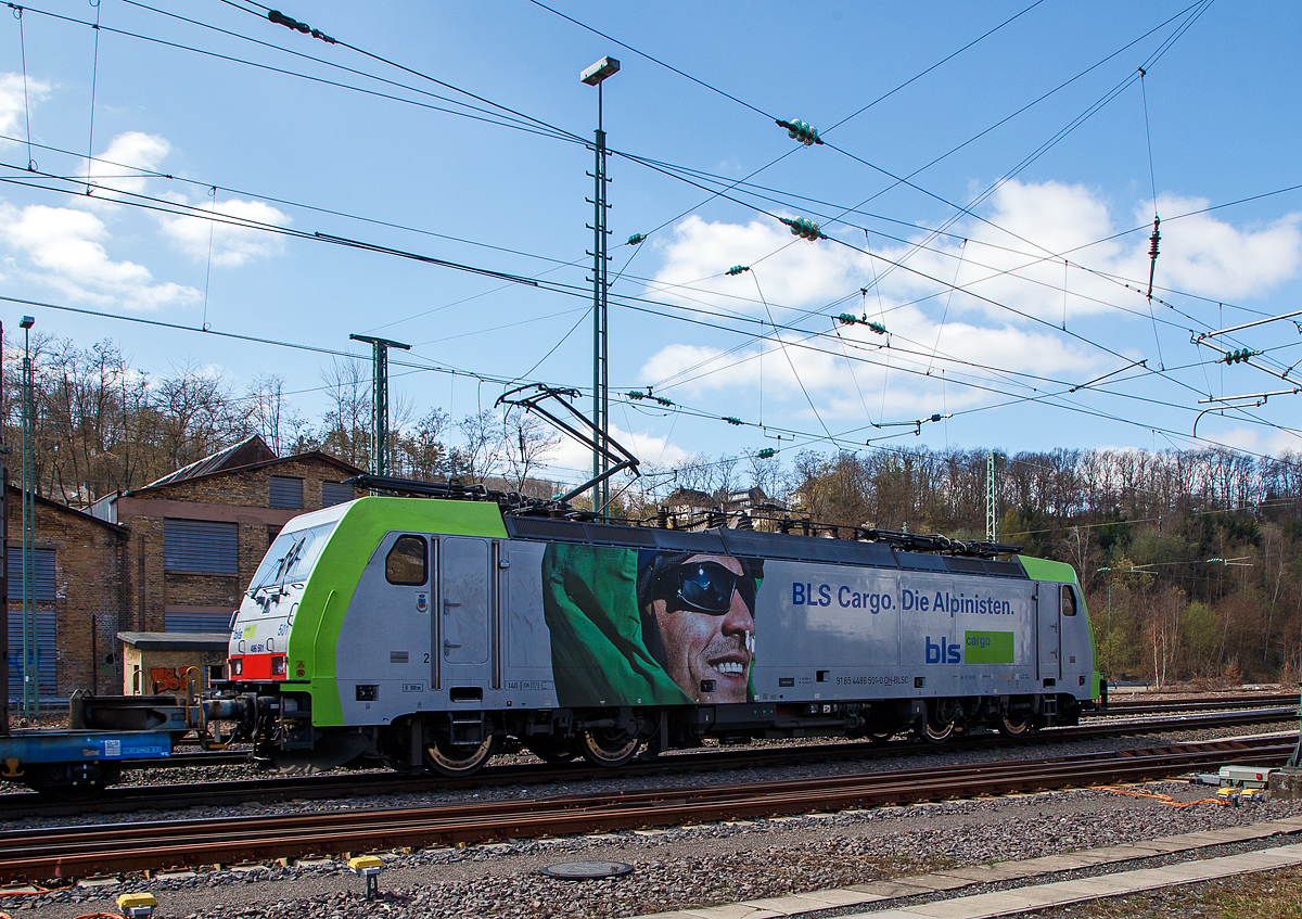 Eigentlich ist Karfreitag, aber es fährt trotzdem viel und außergewöhnliches auf der Siegstrecke...
Die BLS Cargo 501, Re 486 501-0  Beura-Cardezza  (91 85 4486 501-0 CH-BLSC) fährt am 26.03.202, mit einem KLV-Zug, durch Betzdorf (Sieg) in Richtung Köln.

Die TRAXX F140 MS wurde 2008 von Bombardier in Kassel unter der Fabriknummer 34396 gebaut und an die BLS Cargo geliefert. Die Loks sind, mit einer Höchstgeschwindigkeit von 140 km/h, für die Schweiz, Deutschland, Italien und Österreich zugelassen.