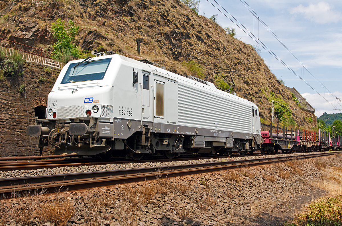 
Eigentlich wollte ich am 22.06.2014 bei dem Parkplatz in Kobern-Gondorf nur austreten....
Da kam die weie PRIMA E 37 526 der CBRail mit einem Gterzug (beladen mit Rundsthlen) aus Richtung Koblenz um die Ecke. 

Die Mehrsystemlok Alstom Prima EL3U/4 wurde 2009 unter der Fabriknummer CON 026 von Alstom gebaut und an die CBRail (heute Macquarie European Rail, Luxembourg) geliefert. Sie hat die NVR-Nummer 91 87 0037 526-7 F-CBR.

Technische Daten:
Spurweite: 1.435 mm (Normalspur)
Achsformel: Bo’Bo’
Lnge ber Puffer: 19.520 mm
Drehzapfenabstand: 10.600 mm
Achsabstand im Drehgestell: 2.600 mm
Raddurchmesser (neu): 1.150 mm
Hhe: 4.310 mm
Breite: 2.857 mm
Dienstgewicht: 89 t
Achslast: 22,25 t
Hchstgeschwindigkeit: 140 km/h (F) / 120 km/h (D)
Dauerleistung: 4.200 kW
Anfahrzugkraft: 320 kN
Stromsystem: 1,5 kV= / 25 kV, 50 Hz AC sowie 15 kV, 16,7 Hz AC
Anzahl der Fahrmotoren: 4