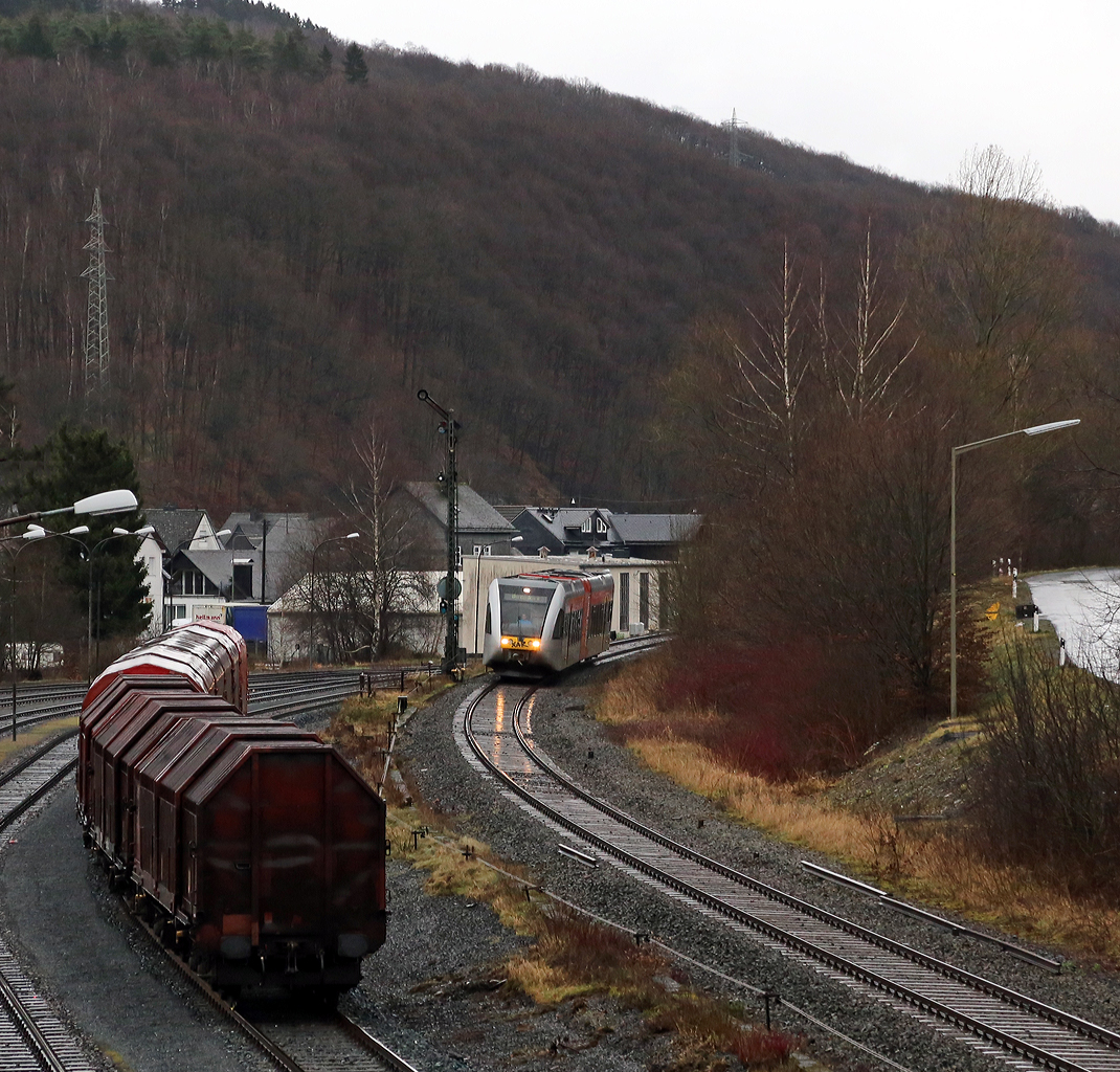 
Eigentlich wollte ich ein Regenbild machen, aber als der GTW kam war der Schauer vorbei....
Ein Stadler GTW 2/6 der Hellertalbahn passiert am 10.01.2015  gerade das Einfahrtsignal von Herdorf. Er fährt als RB 96  Hellertalbahn  die Verbindung Dillenburg-Haiger-Burbach-Neunkirchen-Herdorf-Betzdorf/Sieg, über die gleichnamentliche Strecke Hellertalbahn (KBS 462).
