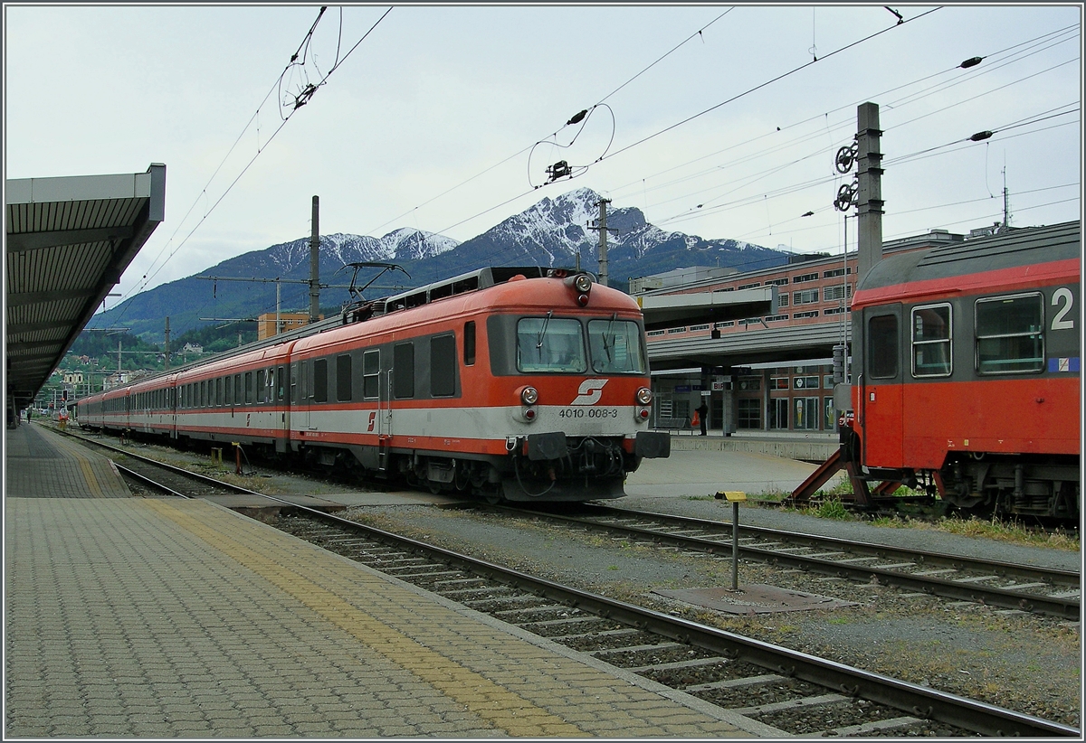 Ein 1-A Klassiker aus der Alpenrepublik: Der ÖBB ET 4010, hier in Innsbruck. 
17. Mai 2008