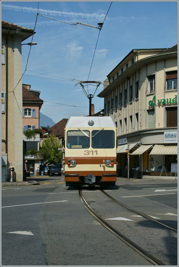 Ein A-L Regionalzug f�rht mitten durch Aigle zum Bahnhof. 
22. Aug. 2013
