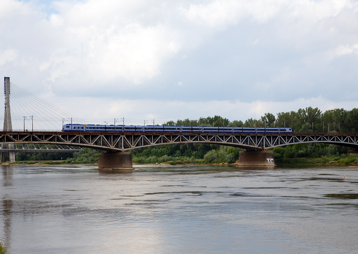 
Ein achtteiliger Stadler Flirt 3 der PKP IC (Polskie Koleje Państwowe), PKP Baureihe ED 160, berquert am 26.06.2017 in Warschau auf der Most Średnicowy die Weichsel in Richtung Osten.

Im November 2013 bestellte PKP Intercity 20 achtteilige Elektro-Mehrfach-FLIRTs von dem Lieferkonsortium Stadler Polska Sp. zoo. und Newag SA. Stadler wird auch fr die technische Wartung der Fahrzeuge fr 15 Jahre verantwortlich sein. Die Zge sind fr die IC-Verbindungen Warschau, Szczecin, Gdynia, Olsztyn, Kattowitz und Krakau. 

Die Triebzge sind fr eine Geschwindigkeit von 160 km/h ausgelegt und mit ETCS Level 2 ausgestattet. Die Zge, die vllig barrierefrei sind, verfgen ber erste und zweite Klasse Abteile, sowie ein Bistro. Der grozgige, klimatisierte Innenraum ermglicht es den Fahrgsten, bequem zu reisen. Ein visuelles und akustisches Fahrgastinformationssystem bietet Reisenden relevante Informationen.

Die beiden Fahrzeugenden ruhen auf den Triebdrehgestellen, dann folgen 3 Jakobs-Drehgestelle, das Ende des 4. und der Anfang des 5. Wagenteils ruhen jeweils auf einem Lauf-Drehgestell.

TECHNISCHE DATEN:
Anzahl der Fahrzeuge: 20
Baujahr/Inbetriebnahme: 2015
Spurweite: 1.435 mm (Normalspur)
Achsanordnung: Bo '2' 2 '2' 2 '+ 2' 2 '2' 2 'Bo'
Lnge ber Kupplung: 152.900 mm
Fahrzeugbreite: 2.820 mm
Fahrzeughhe: 4.120 mm
Leergewicht: 257 t
Achsabstand in den Motor-Drehgestellen (2 Stck): 2.500 mm
Achsabstand in den Jacobs-Drehgestellen (6 Stck): 2.700 mm
Achsabstand in den Lauf-Drehgestellen (2 Stck): 2.500 mm
Treibraddurchmesser (neu): 920 mm
Laufraddurchmesser (neu) der Jacobs-Drehgestelle: 760 mm
Laufraddurchmesser (neu) der Lauf-Drehgestelle: 920 mm
Dauerleistung am Rad: 2.000 kW
Max. Leistung am Rad: 3.000 kW
Hchstgeschwindigkeit: 160 km/h
Stromsystem: 3 kV DC
Startbeschleunigung, brutto: 0,6 m/s
Sitzpltze: 60 Erste Klasse / 294 Zweite Klasse + 6 Klappsitze