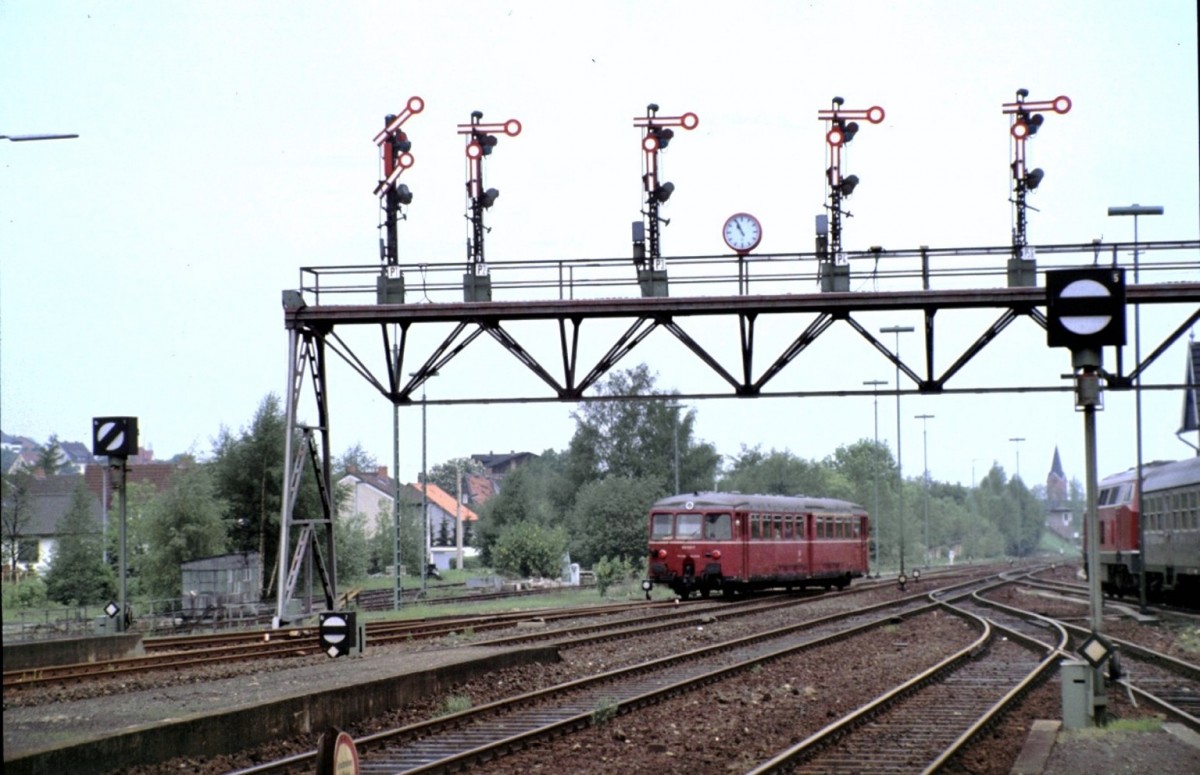 Ein Akku-Triebwagen der Baureihe 515 fährt unter der Formsignalbrücke aus Bad harzburg aus, am 22.05.1982. (Diascan).