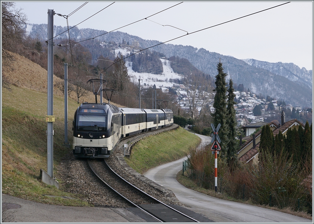 Ein Alpina MOB Regionalzug von Zweisimmen nach Montreux kurz vor Chernex. 

9. Jan. 2021