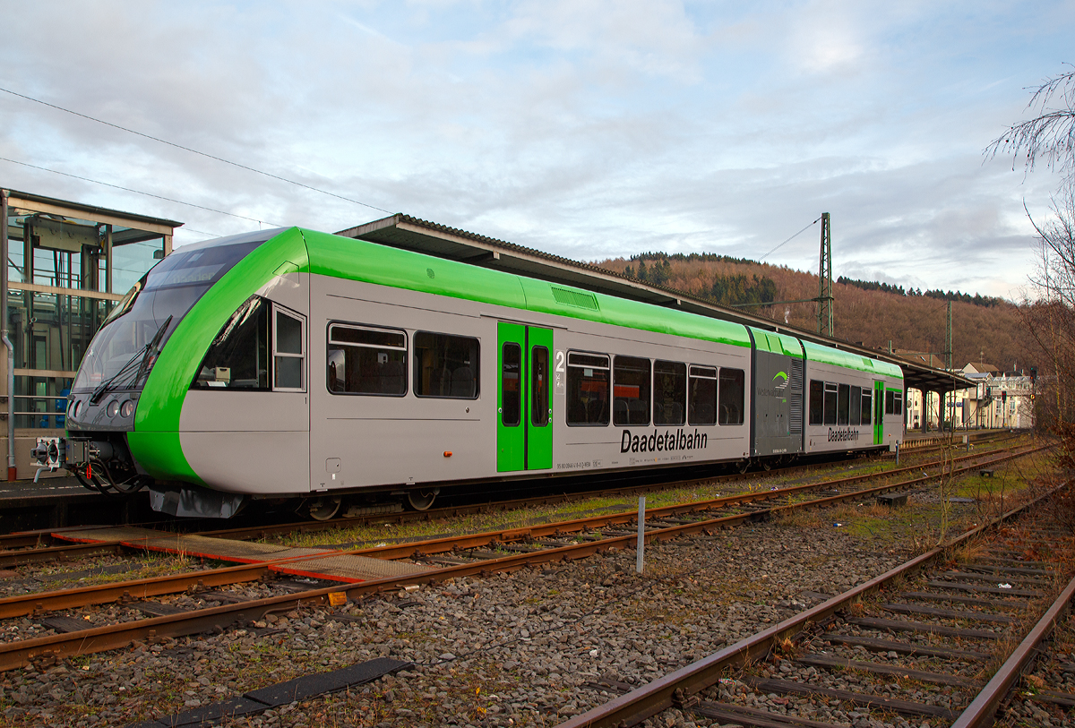 
Ein alter Bekannter bei einem neuen Eigentümer und in einem neuen Design......
Ein Stadler GTW 2/6 (95 80 0946 418-0 D-WEBA / 95 80 0646 418-3 D-WEBA / 95 80 0946 918-9 D-WEBA) der Westerwaldbahn (WEBA), ex VT 118 der Hellertalbahn steht am 12.12.2015, als RB 97  Daadetal-Bahn   (Betzdorf/Sieg – Daaden), im Bahnhof Betzdorf zur Abfahrt nach Daaden bereit.

Ich persönlich sehe das neue Design als eine sehr gelungen Farbgebung an. 