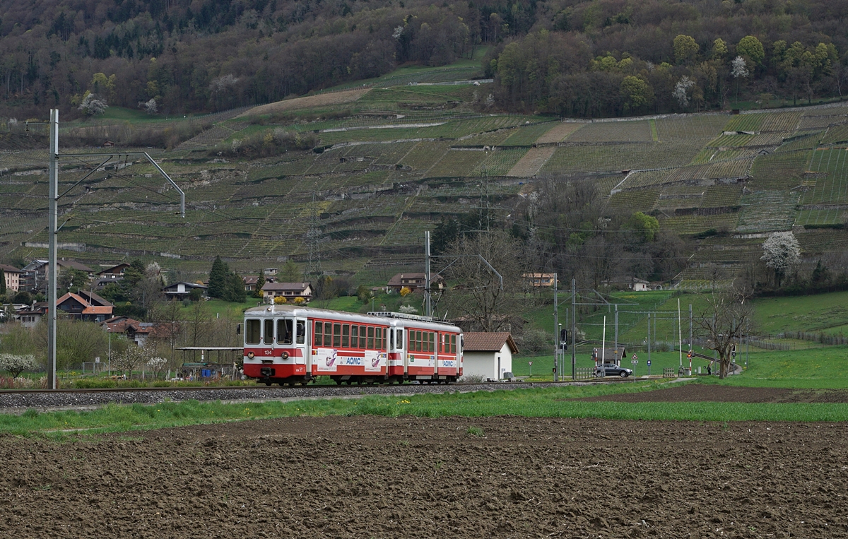 Ein AOMC Regionalzug auf dem Weg nach Monthey kurz nach seinem Halt in Villy.
7. April 2016