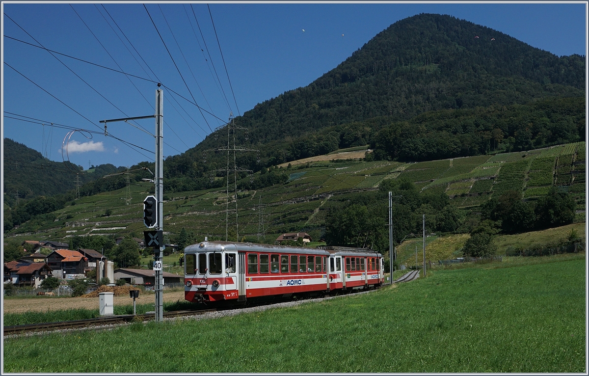 Ein AOMC /TPC Regionalzug auf seiner Fahrt von Aigle nach Monthey-Ville bei der Einfahrt in Villy. Der Zug besteht aus dem Bt 132 und dem Be 4/4 101, beide ex Bisigtalbahn. 

26. August 2016