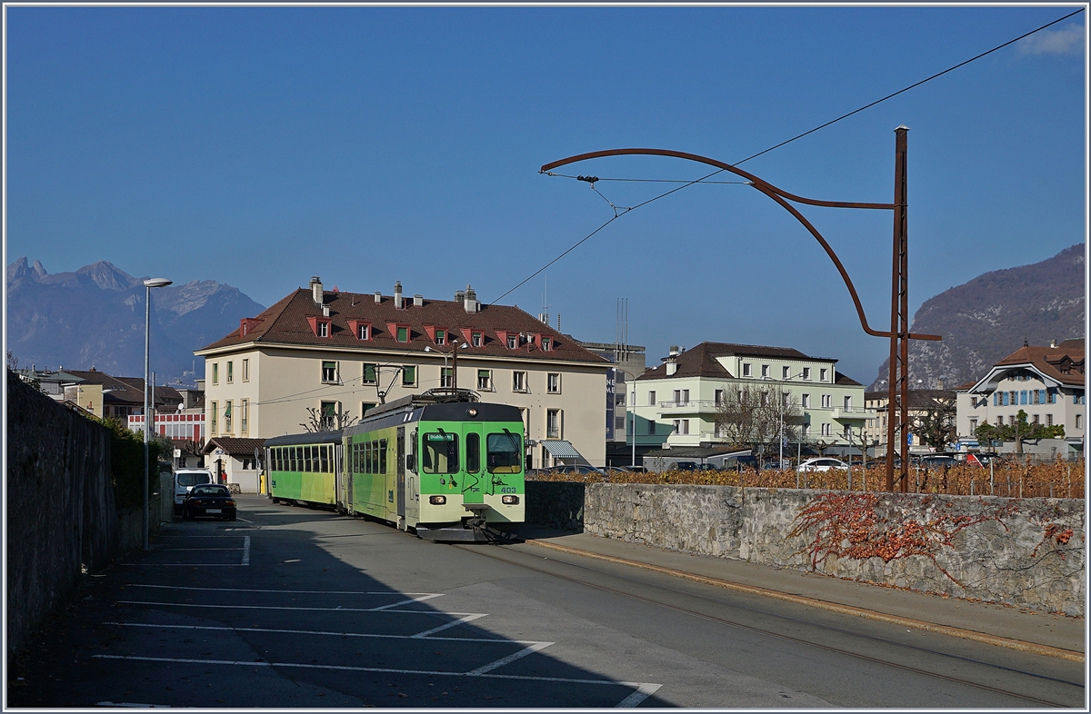 Ein ASD Regionalzug nach Les Diablerets in den Strassen von Aigle.
18. Nov. 2018