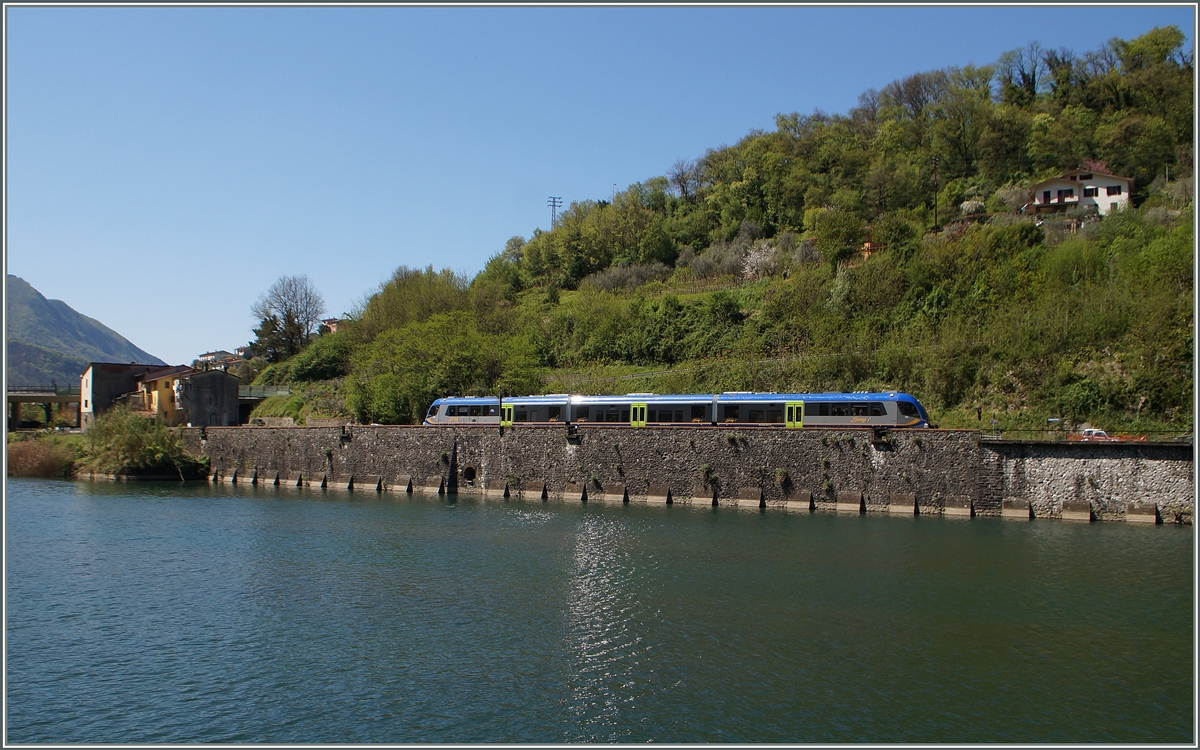 Ein ATR 220  Swing  erreicht in Krze den Bahnhof Borgo a Mazzano. 
20. April 2015