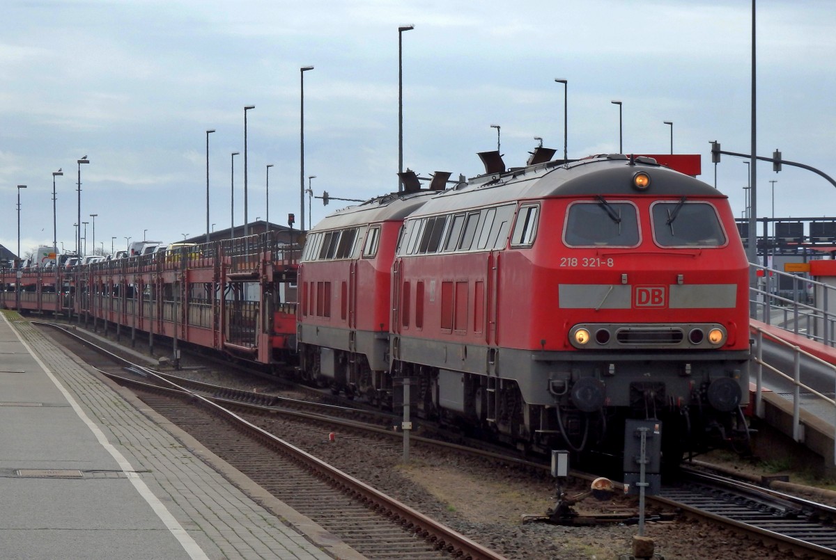 Ein Autozug steht zur Beladung am Autoverladeterminal in Westerland(Sylt).
Aufgenommen im Mai 2015.