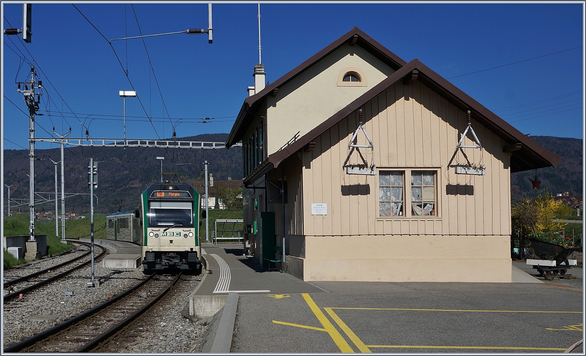 Ein BAM MBC Regionalzug von Bière kommend beim Halt in Ballens.
10.04.2017