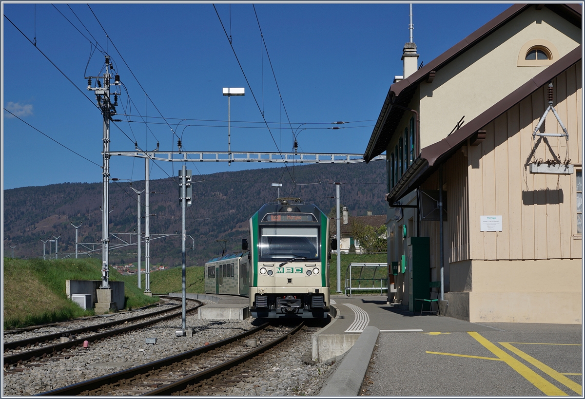 Ein BAM MBC Regionalzug von Bière nach Morges unterwegs beim Halt in Ballens. 

10. April 2017