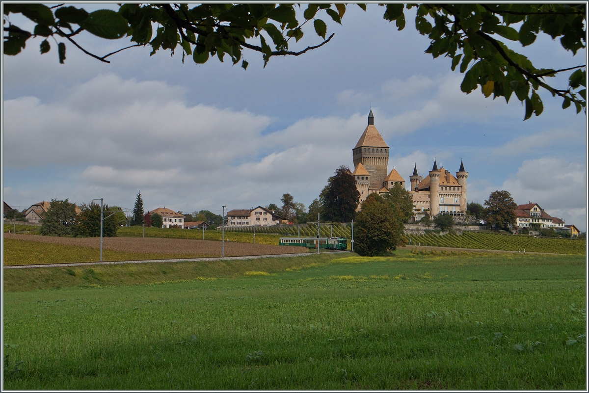 Ein BAM Regionalzug vor dem markanten Schloss von Vufflens. 

15.10.2014