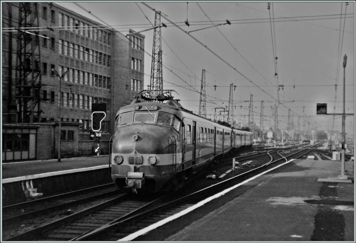 Ein Benelux Triebzug wird als IC 180 nach Amsterdam CS in Bruxelles Midi bereitgestellt.
29. Juni 1984. 
