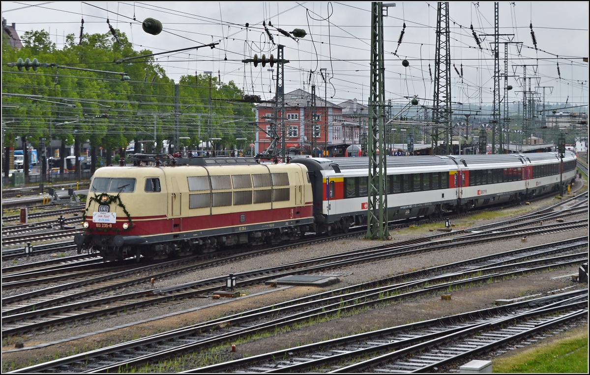 Ein Besuch in Singen am Hohentwiel. Man glaubt es kaum, aber 103 235-8 kommt zur letzten Fahrt eines Tf ausnahmsweise nach Singen. Hier bei der Ausfahrt Singen. April 2014.