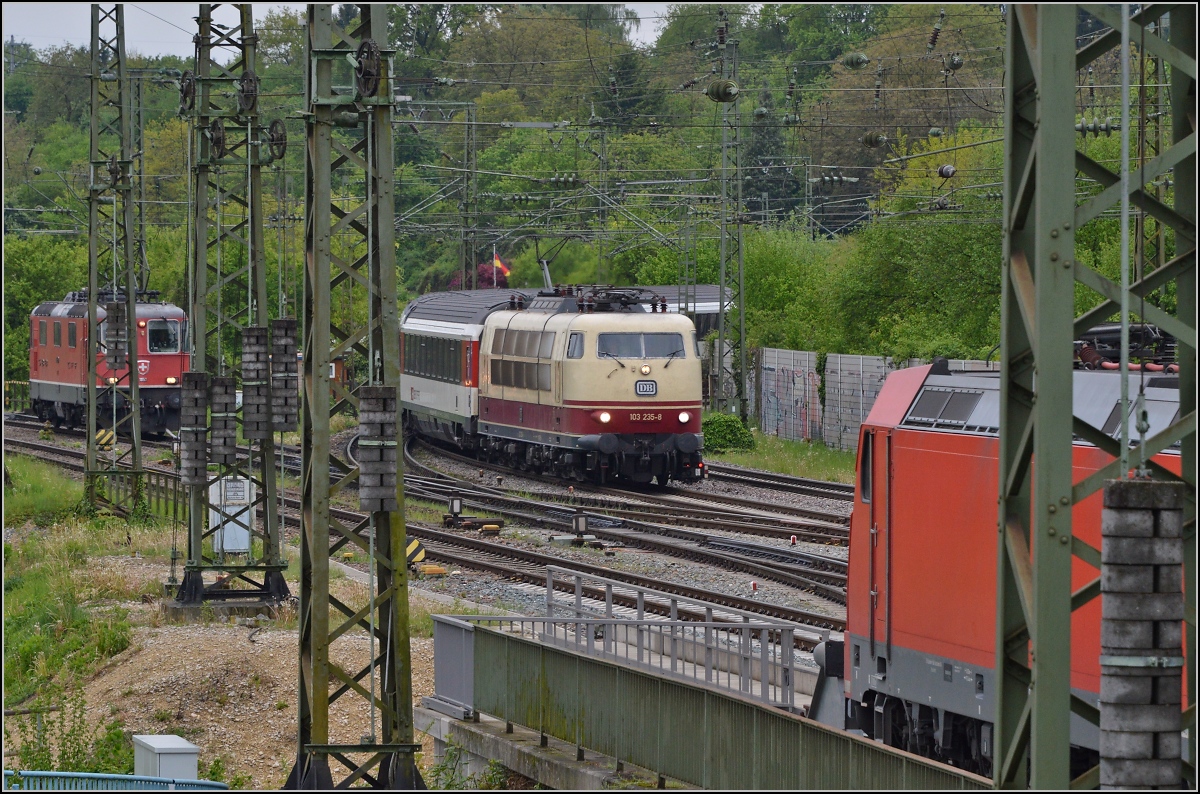 Ein Besuch in Singen am Hohentwiel. Man glaubt es kaum, aber 103 235-8 kommt zur letzten Fahrt eines Tf ausnahmsweise nach Singen. Hier bei der Einfahrt in den Bahnhof. Links wartet bereits Re 4/4 II auf die Übernahme des Zuges. April 2014.