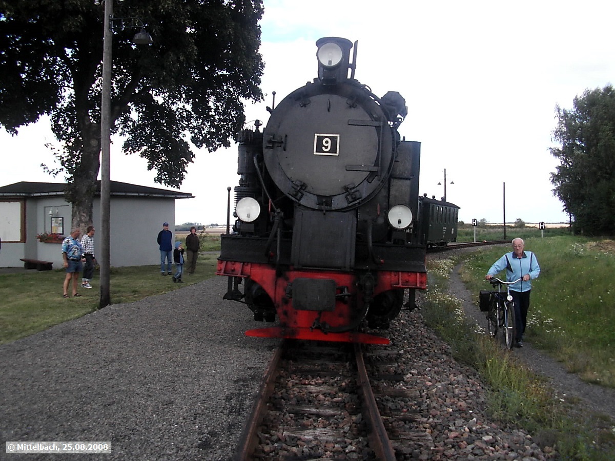 Ein Bild was nie wieder wiederholt werden kann. Am 25.08.2008 steht Lok 9 in der Station Siersleben und wartet auf Kreuzung mit dem Gegenzug.