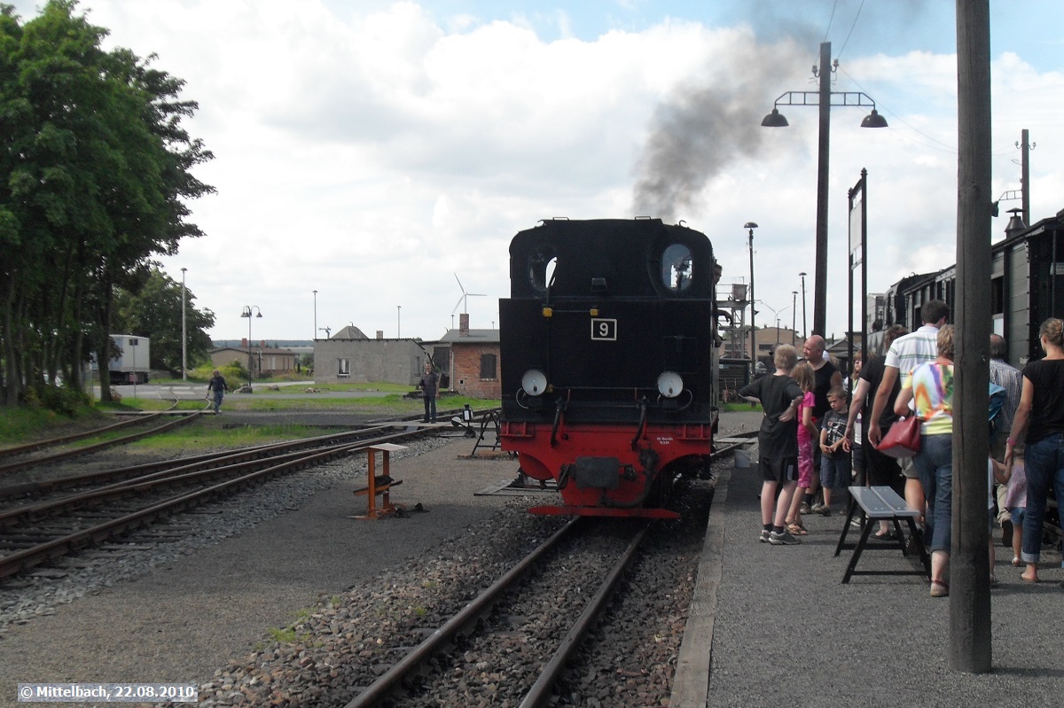 Ein Bild was nie wieder wiederholt werden kann. Am 23.08.2010 kam Lok 11 mit ihrem Reisezug aus Hettstedt in Benndorf eingefahren. Lok 9, welche ebenfalls am Bahnsteig steht wird diesen Zug bernehmen und zurck nach Hettstedt bringen.