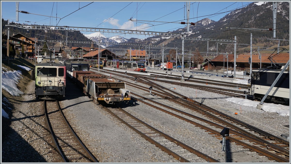Ein Blick auf den Bahnhof von Zweisimmen mit einer MOB GDe 4/4 und zwei  Lenkerpendel  im Hintergund. 

17. Februar 2021