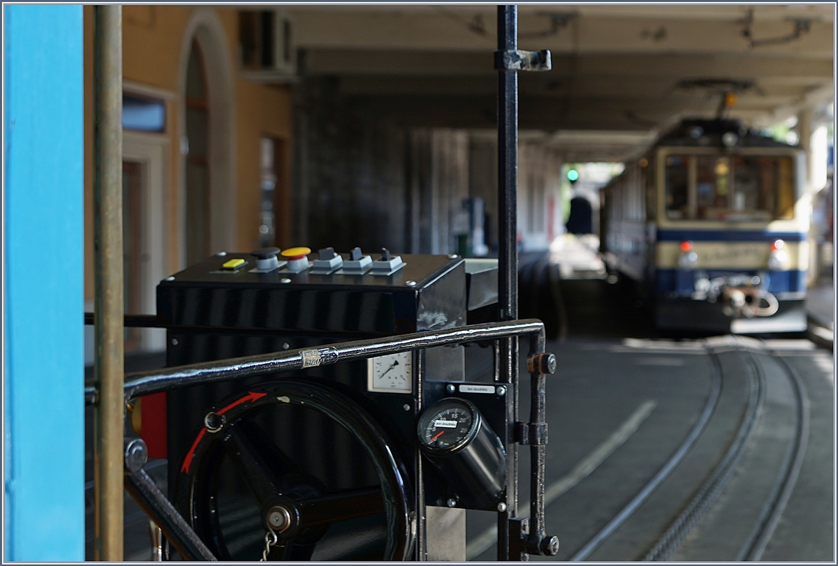 Ein Blick auf den  Führerstand  des Rochers de Naye Belle Epoque  SChönwetter  Wagens.
Montreux, den 3. Sept. 2017